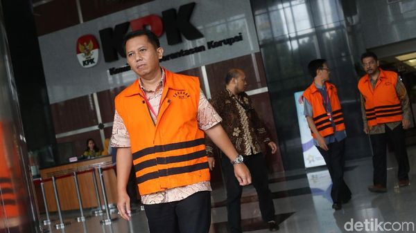 Momen Para Tahanan KPK Antre Menuju Salat Jumat