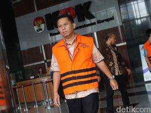 Momen Para Tahanan KPK Antre Menuju Salat Jumat