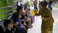 Kartini Menyapa Penumpang di Stasiun Gambir
