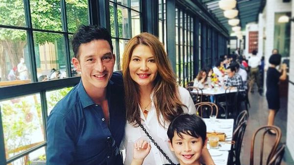 Intip 10 Pose Tampan Mike Lewis Saat Bikin Kue dan Makan Bareng Anak