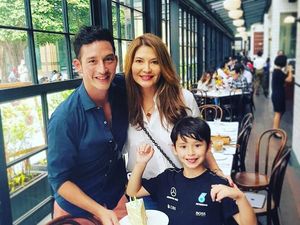 Intip 10 Pose Tampan Mike Lewis Saat Bikin Kue dan Makan Bareng Anak