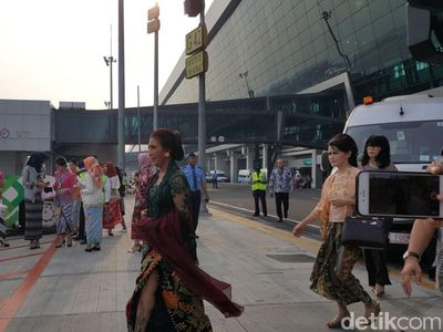 Foto: Menteri Susi nan Anggun di Kartini Flight