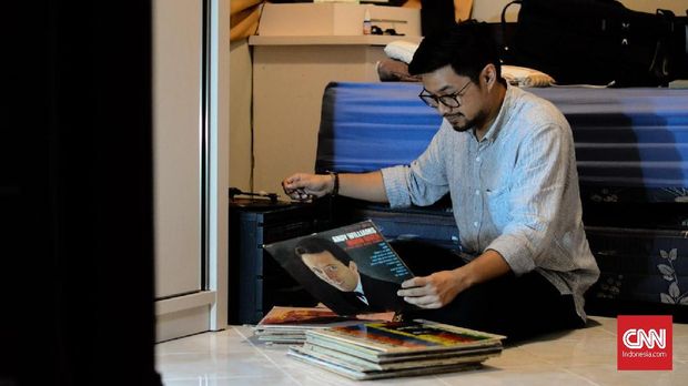 Vinno menyimpan ratusan piringan hitam di rumahnya.