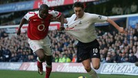 Untuk posisi bek kanan, pilihan langsung mengarah ke Lauren. Direkrut dari Mallorca seharga 7 juta pound sterling, ia langsung jadi andalan di sisi kanan pertahanan dan juga menjadi bagian dari skuat The Invincibles. (Foto: Clive Rose/Getty Images)