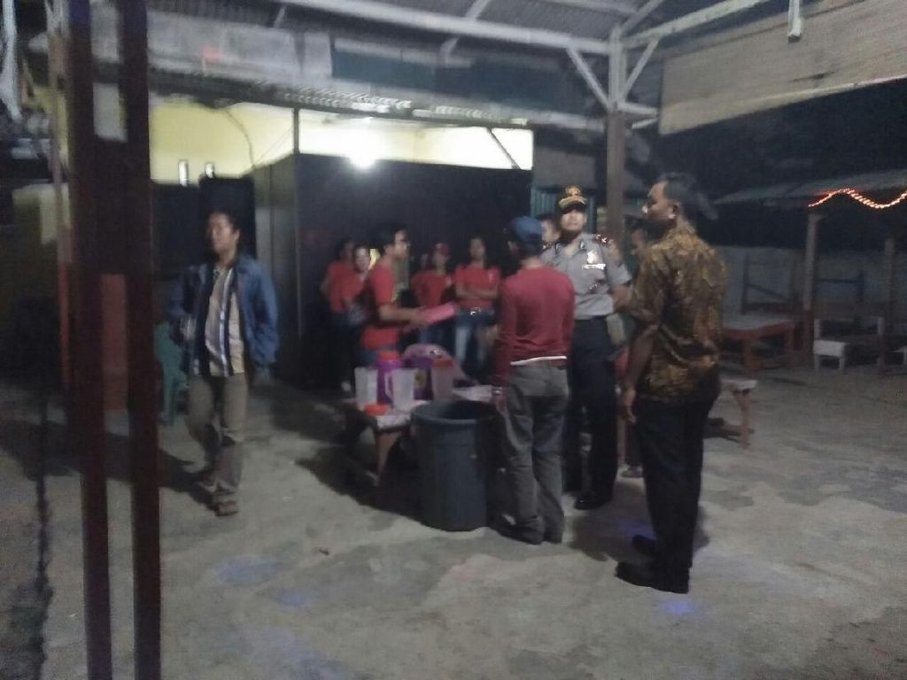4 Warung Miras Oplosan Digerebek, Pemilik Diamankan 4 Warung Miras Oplosan Digerebek, Pemilik Diamankan