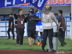 Pada gol pertama, NDouassel merayakannya hingga mepet dengan tribune penonton. Dia mendapat pelukan dari salah satu pendukung Persib. (Foto: Wisma Putra/detikcom)