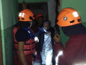 Petugas Evakuasi 4 Warga yang Terjebak Banjir di Atap Rumah