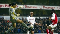 Pilihan sulit langsung dihadapi di bawah mistar gawang. Ada Jens Lehmann yang jadi bagian The Invincibles tapi sosok kiper utama mestinya jadi milik David Seaman, sosok legendaris Inggris dengan penampilan terbanyak kelima di Arsenal (564 laga). (Foto: Ben Radford/Getty Images)