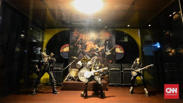 Koleksi Roi Rahmanto termasuk action figure musisi.