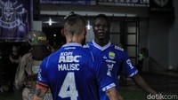 Pada pertandingan di Gelora Bandung Lautan Api, Sabtu (21/4/2018) malam WIB, Persib menang 3-1 atas Pesut Etam. NDuoassel membukukan dua gol dalam laga itu. (Foto: Wisma Putra/detikcom)