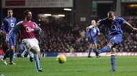 Ashley Cole. Bersama Arsenal tahun 2002 dan 2004, lalu di Chelsea tahun 2010. Foto: Ross Kinnaird/Getty Images
