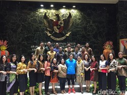 Sandiaga Salah Kostum, Berbaju Olahraga Temui Finalis Abang-None