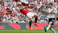 Manchester United menghadapi Tottenham Hotspur di Stadion Wembley, Sabtu (21/4/2018) dalam semifinal Piala FA. Di awal laga, laga berjalan sengit. (Foto: David Klein/Reuters)
