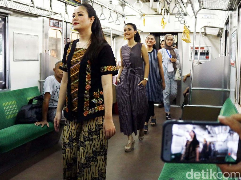 Fashion Show Kartini KRL di Gerbong Kereta Fashion Show Kartini KRL di Gerbong Kereta