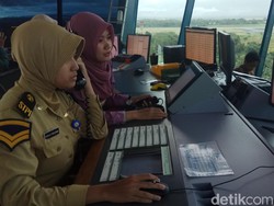 Aksi Para Kartini Atur Lalu Lintas Udara di Makassar