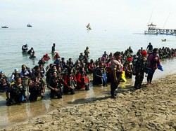 221 Wanita Penyelam Kibarkan Bendera di Bawah Laut Situbondo