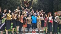 Foto: Sandiaga Salah Kostum di Tengah Abang None yang Berbatik