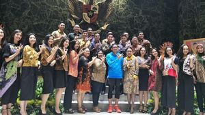 Foto: Sandiaga Salah Kostum di Tengah Abang None yang Berbatik