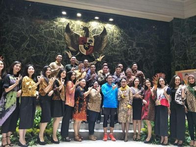 Foto: Sandiaga Salah Kostum di Tengah Abang None yang Berbatik