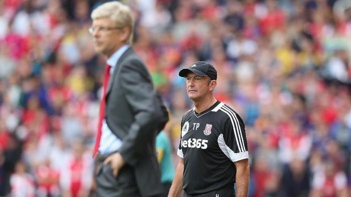 Wenger Tony Pulis STOKE ON TRENT, ENGLAND - AUGUST 26: Tony Pulis (R) the Stoke City manager looks on with Arsene Wenger, the Arsenal manager during the Barclays Premier League match between Stoke City and Arsenal at the Britannia Stadium on August 26, 2012 in Stoke on Trent, England.  (Photo by David Rogers/Getty Images)