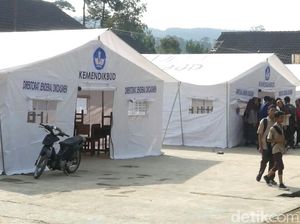 Siswa Korban Gempa Banjarnegara Laksanakan UN di Tenda Siswa Korban Gempa Banjarnegara Laksanakan UN di Tenda