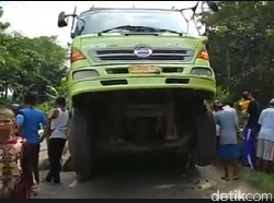 Jembatan Ambrol, Truk Bermuatan Beras Terperosok ke Sungai