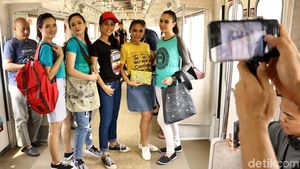 Si Cantik dengan Merchandise Commuter Line