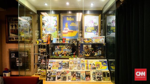 Roi Rahmanto juga mengoleksi musik dari dalam negeri dan mengenal banyak musisi lokal ternama.