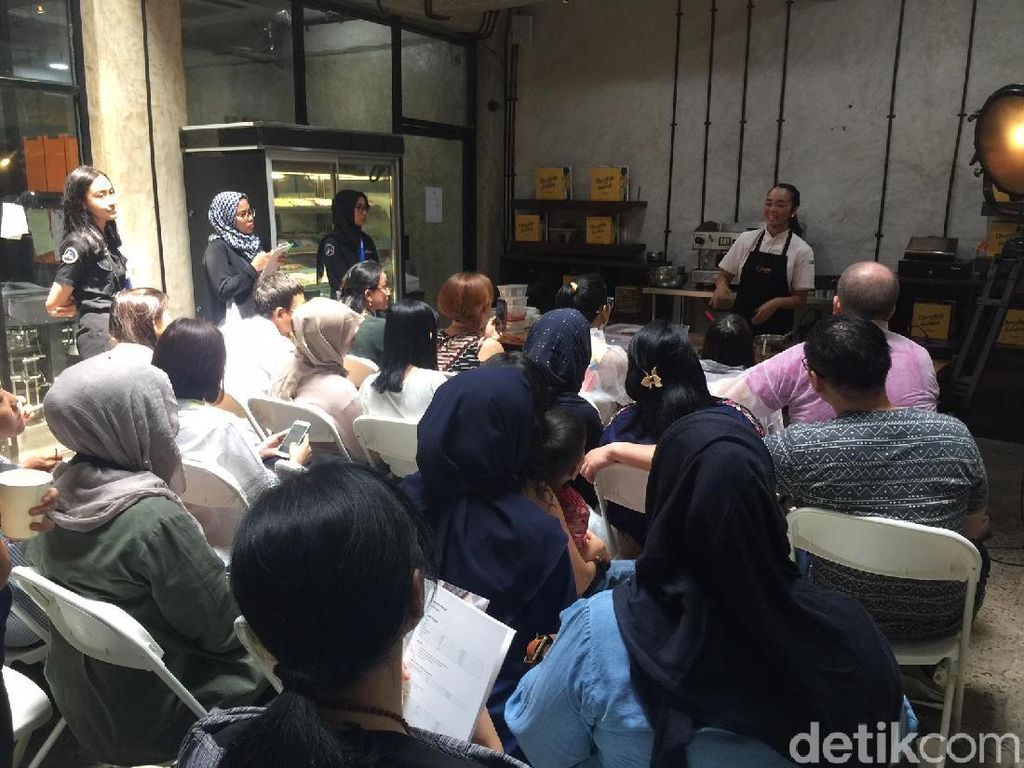 Bersama 2 Wanita Cantik, Peserta Diajak Bikin dan Cicip Cokelat Indonesia Bersama 2 Wanita Cantik, Peserta Diajak Bikin dan Cicip Cokelat Indonesia