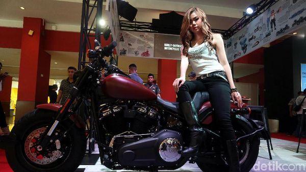 Paras Cantik SPG Saat Bergaya di Atas Moge