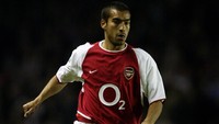 Cedera terus mengusik Giovanni van Bronckhorst di Arsenal (2001-2003) walaupun ikut meraih masing-masing satu Premier League dan Piala FA di dua musim berbeda. Ia lalu hijrah ke Barcelona dan ikut menjuarai Liga Champions 2005/2006. (Foto: Mark Thompson/Getty Images)