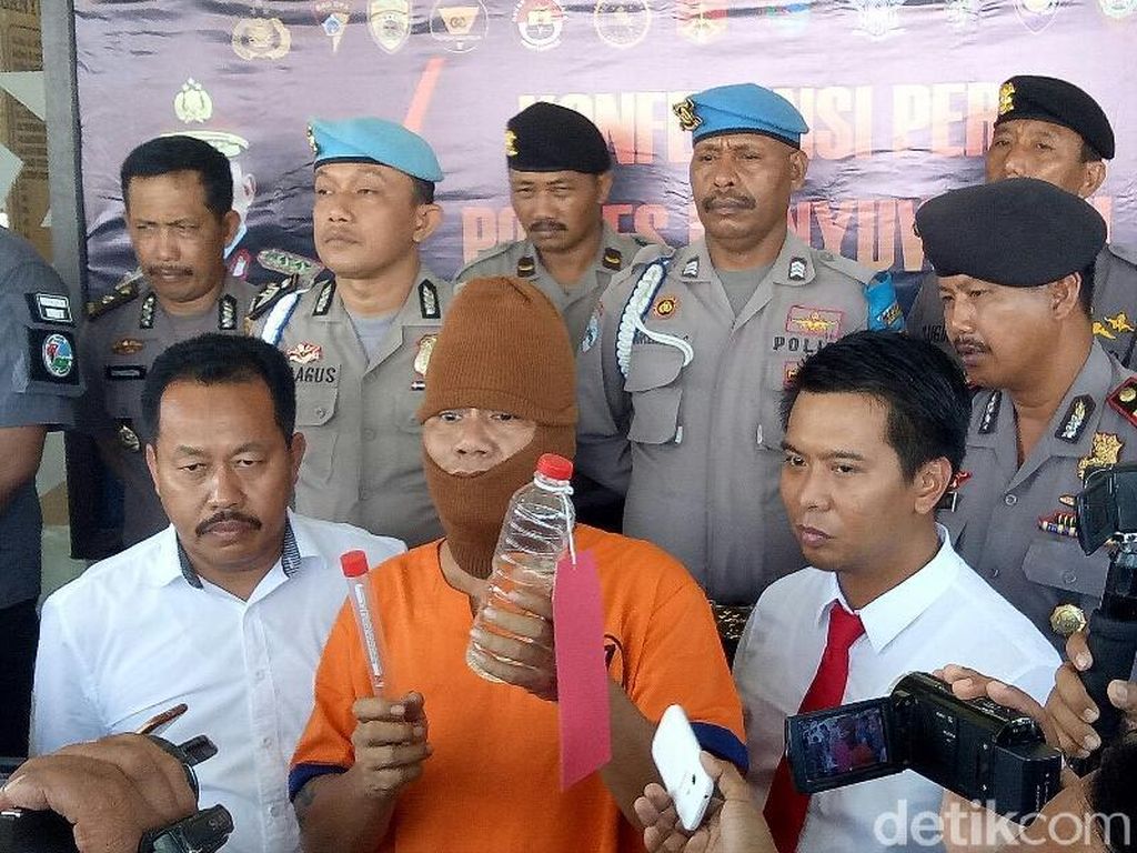 Tersangka Nekat Mau Tenggak Miras, Buktikan Produknya Tak Bahaya Tersangka Nekat Mau Tenggak Miras, Buktikan Produknya Tak Bahaya