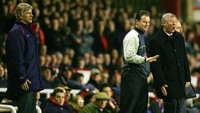 Wenger vs Sir Alex Ferguson. Sebelum Jose Mourinho datang ke Chelsea pada 2004, duel Arsenal-nya Wenger dan Manchester United-nya Sir Alex adalah yang terpanas di Premier League. Foto: Jim Watson/AFP