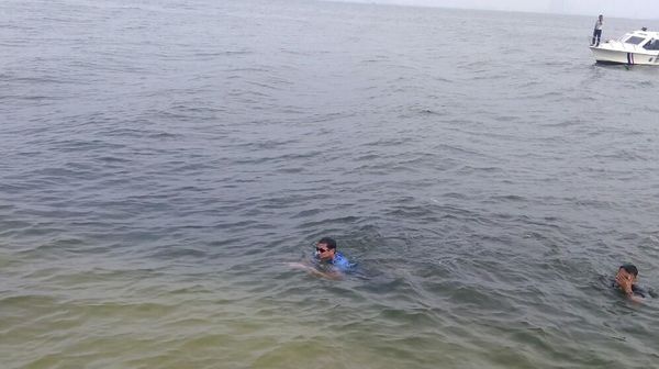 Byuuur, Sandiaga Renang Menuju Dermaga di Pulau Bidadari