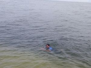 Byuuur, Sandiaga Renang Menuju Dermaga di Pulau Bidadari