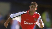 Sylvinho membela Arsenal pada periode 1999-2001 dan punya koleksi Community Shield 1999. Ia lalu hijrah ke Celta Vigo (2001–2004) sebelum hijrah ke Barcelona tempatnya dua kali menjuarai Liga Champions (2005/2006 dan 2008/2009). (Foto: Chris Lobina /Allsport)
