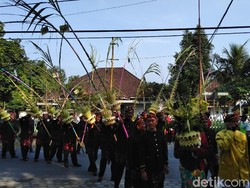 Ratusan Warga Kediri Meriahkan Prosesi Pengantin Tebu
