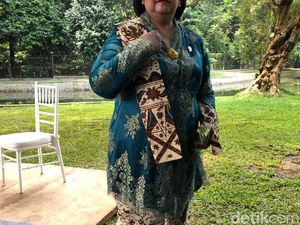 Hari Kartini, Menteri Siti Tampil Beda dengan Berkebaya