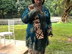 Hari Kartini, Menteri Siti Tampil Beda dengan Berkebaya