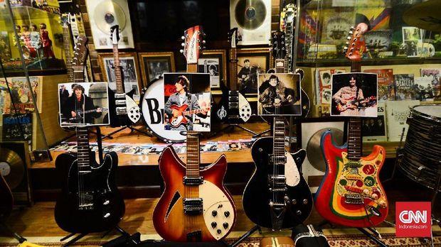 Roi Rahmanto juga koleksi alat musik langka.
