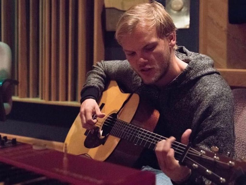 Benarkah Avicii Bunuh Diri dengan Pecahan Botol Anggur? Benarkah Avicii Bunuh Diri dengan Pecahan Botol Anggur?