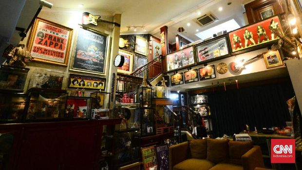 Rumah Roi Rahmanto dipenuhi koleksi musik.