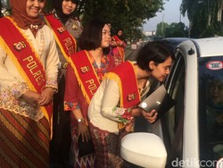 Hari Kartini, Polwan Ciamis Berkebaya dan Bagikan Cokelat
