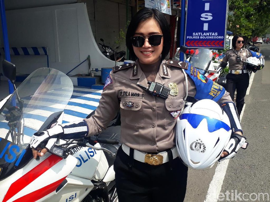 2 Polwan Cantik Ini Dipilih Jadi Patwal, Lihat Aksinya Naik Motor 2 Polwan Cantik Ini Dipilih Jadi Patwal, Lihat Aksinya Naik Motor