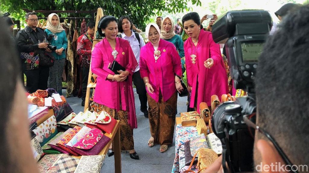 Hari Kartini! Iriana-Mufidah Kalla Berkebaya Pink di Istana Bogor Hari Kartini! Iriana-Mufidah Kalla Berkebaya Pink di Istana Bogor