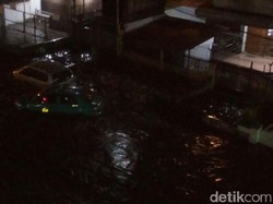 Dua Mobil Hampir Hanyut Terseret Banjir di Jalan Pagarsih