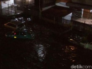 Dua Mobil Hampir Hanyut Terseret Banjir di Jalan Pagarsih Dua Mobil Hampir Hanyut Terseret Banjir di Jalan Pagarsih