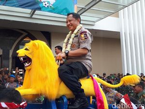 Di Bandung, Panglima TNI dan Kapolri Naik Sisingaan
