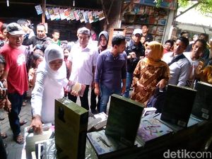 Khofifah Borong Buku Biografi Gus Dur dan Kartini di Kampung Ilmu