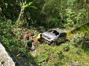 Mobil Masuk Jurang di Trenggalek, Diduga Pengemudi Mengantuk